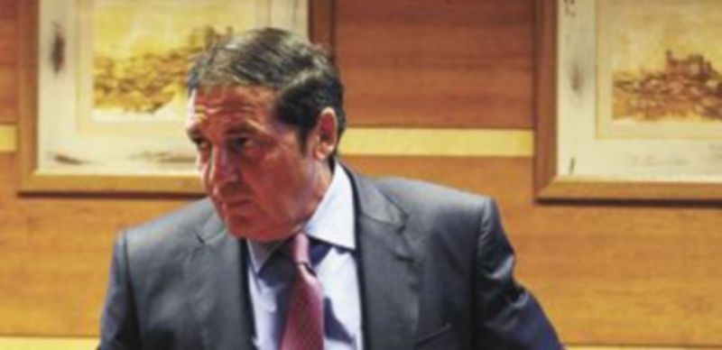 Un plan de saneamiento aliviará la deuda farmacéutica en 2012 1 El consejero de Sanidad