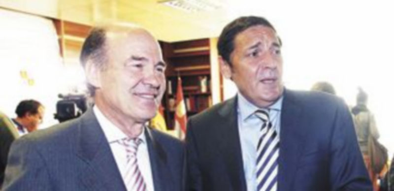 José Luis Díaz Villarig (i) y el consejero Antonio Sáez Aguado charlan antes de la reunión. / Ical.