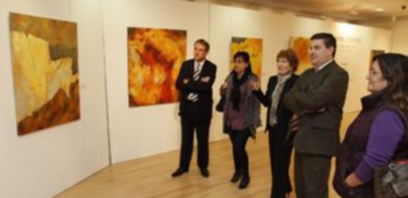 La pintora explicó sus obras a los responsables de Caja Segovia y del Ayuntamiento. / Gabriel Gómez