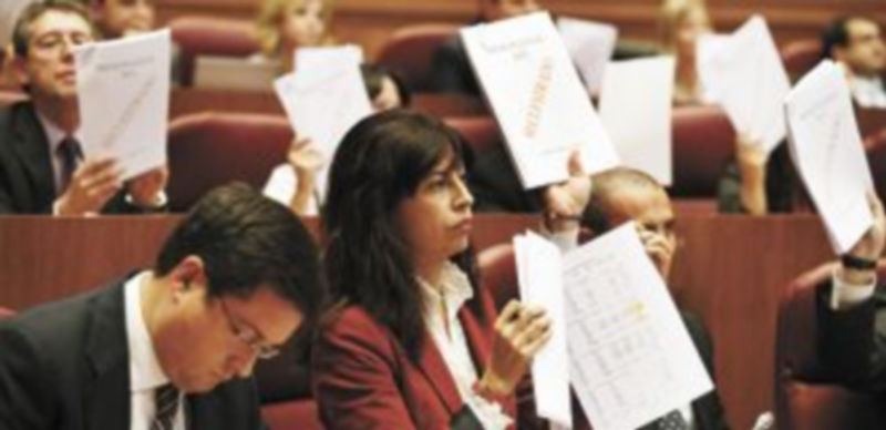 La bancada del Grupo Parlamentario Socialista presenta los «presupuestos secuestrados» ante los miembros de la Junta de Castilla y León. / Ical.