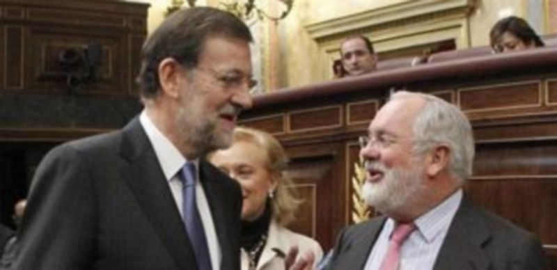 Imange de Arias Cañete y Mariano Rajoy el día de la investidura como presidente del Gobierno del primero. / Efe