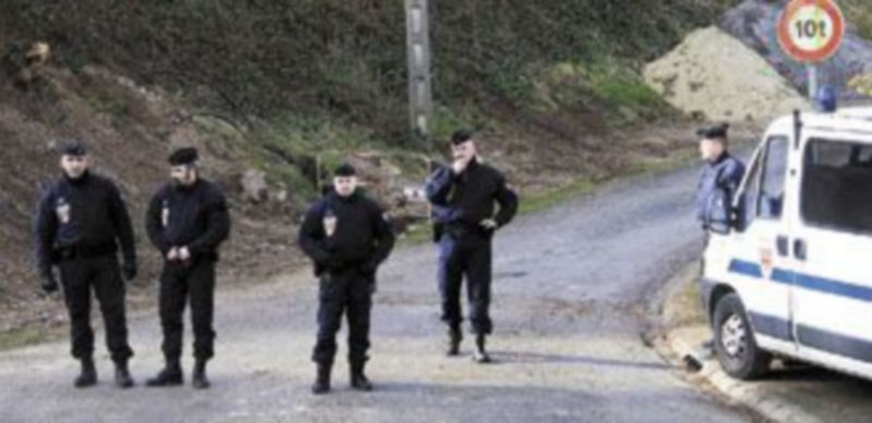Un grupo de gendarmes galo vigila la entrada a una carretera en una operación antiterrorista registrada en territorio francés. / Reuters