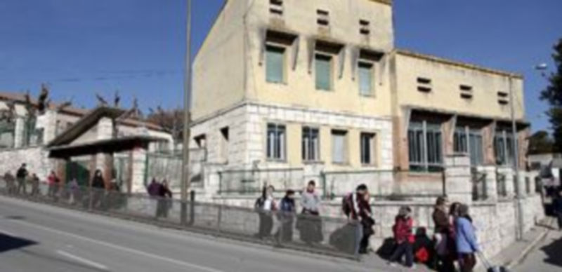 Edificios de la parte inferior del colegio donde se pretende ubicar el gimnasio./ Gabriel Gómez.