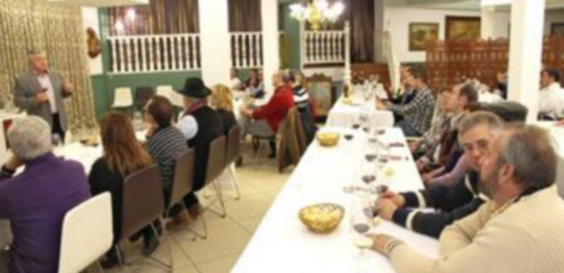 Los salones del restaurante San Francisco acogieron la cata solidaria de AMREF./ Gabriel Gómez.