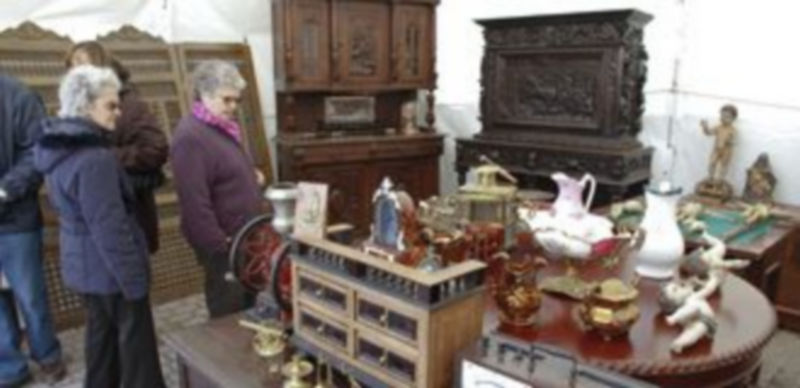 Los 17 expositores del Mercado de antigüedades ofrecen al visitante todo tipo de productos antiguos y de coleccionista./ Gabriel Gómez.