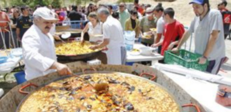 Centenares de personas disfrutaron de la comida a base de paella en el parque de la Huerta del Duque./Gabriel Gómez