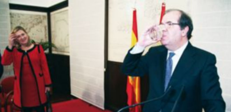 Herrera bebe agua tras presentar por espacio de dos horas el proyecto de Presupuestos para 2013. En segundo término