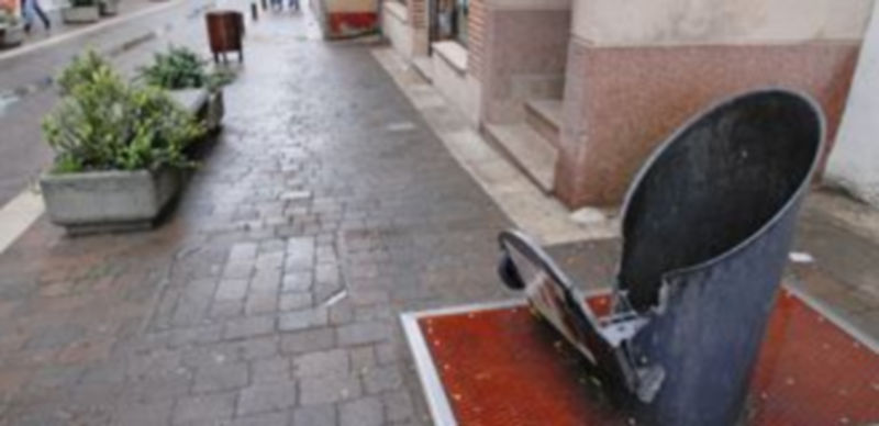 Las actitudes vandálicas con el mobiliario urbano serán sancionadas con esta nueva ordenanza. / Gabriel Gómez