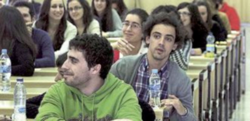 Varios opositores antes de comenzar las pruebas. / Ical