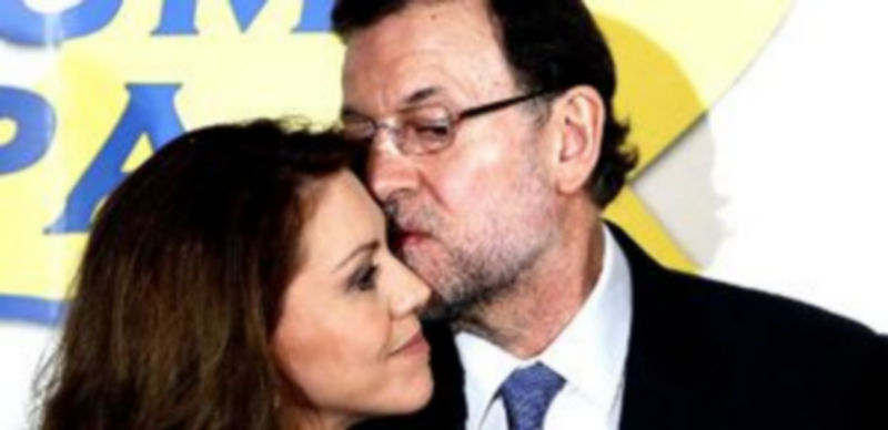 Mariano Rajoy saluda de manera cariñosa a María Dolores de Cospedal antes de su intervención. / Reuters