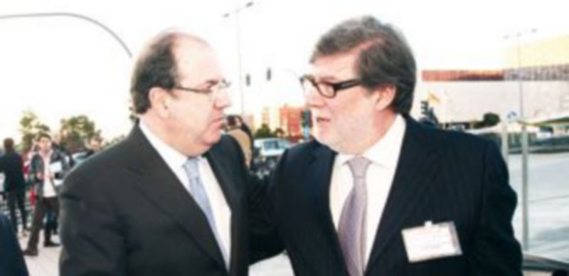 Juan Vicente Herrera saluda a Santiago Aparicio que poco antes había sido elegido presidente de la patronal. / Ical