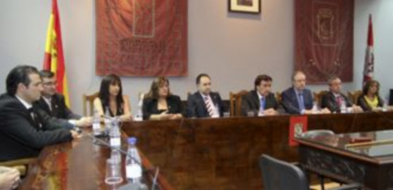 Equipo de gobierno municipal junto al secretario del Ayuntamiento