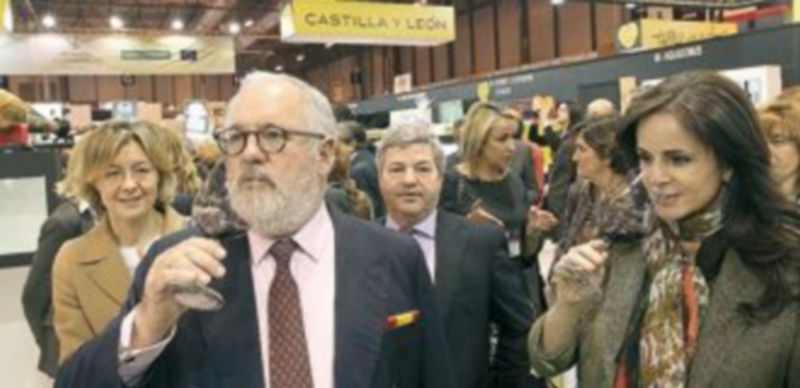 El ministro Arias Cañete y la consejera Silvia Clemente prueban un vino en la inauguración del Salón de Gourmets. / Ical