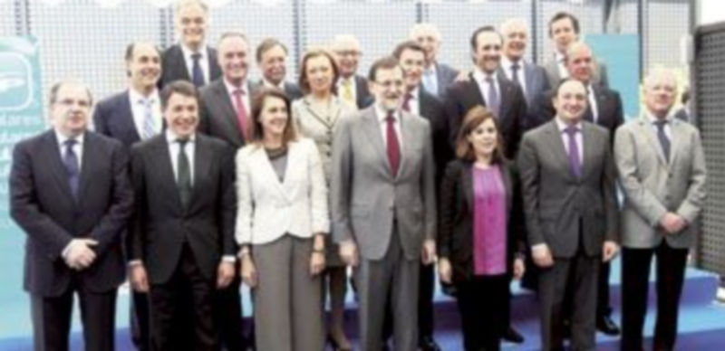 Juan Vicente Herrera (i) posa en la foto de familia junto a Rajoy (c)