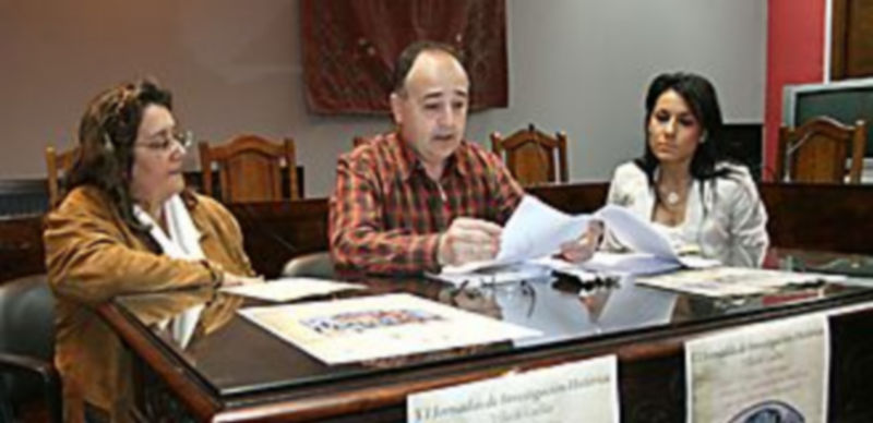 El primer teniente alcalde (centro) junto a la concejala de Cultura (izq) y Ainhoa Iglesias