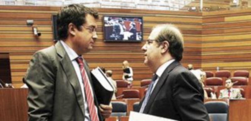 El consenso precede al examen de política general de junio 1 El presidente Juan Vicente Herrera charla distendidamente con el portavoz del Grupo Parlamentario Socialista