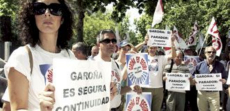 Entre la incertidumbre y la esperanza 1 Imagen de una protesta de los trabajadores de la central nuclear ante el Ministerio de Industria en julio de 2009 para reivindicar la continuidad de Garoña. / Ical
