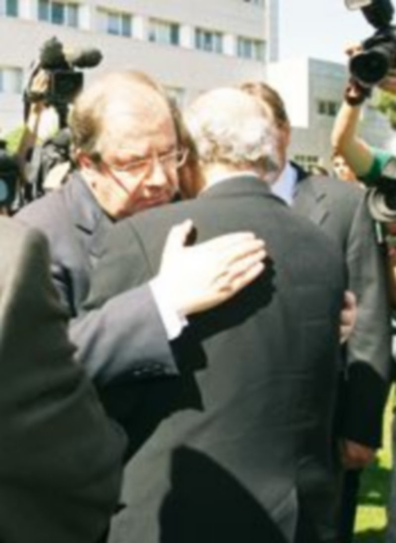 Emotivo abrazo entre Herrera y Fernández Díaz a su llegada al hospital de Ávila.