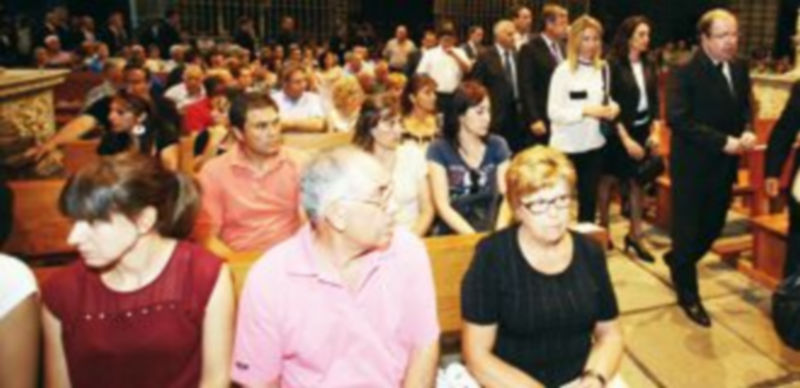 Familiares de las víctimas esperan el inicio del funeral./ Fotos: M.M. (Ical)