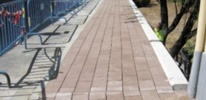 Último tramo de acera de la calle Calvario sobre el que se ha actuado./ Gabriel Gómez