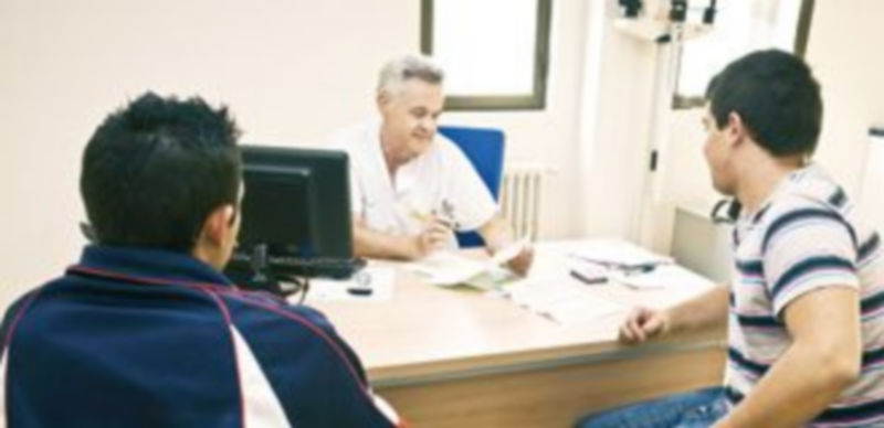 Imagen de archivo de un médico pasando consulta en un centro de Atención Primaria de Burgos. / Alberto Rodrigo