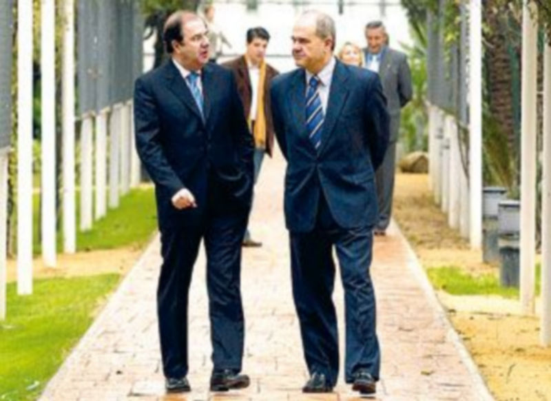 Imagen de archivo de una visita de Herrera a Chaves en Sevilla. / ical