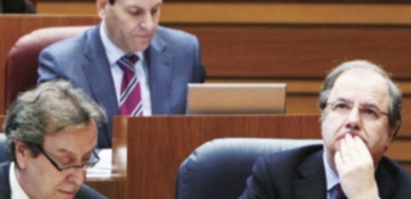 La Junta acepta devolver la extra de 2012 y negociará los plazos de pago 1 De Santiago-Juárez y Herrera ante el panel que refleja la unanimidad. / Ical