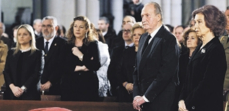 Don Juan Carlos y Doña Sofía atienden al oficio religioso. Detrás