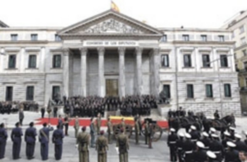 El ataúd con los restos mortales de Suárez abandonó el Congreso bajo los sones del himno nacional. / Juan Lázaro