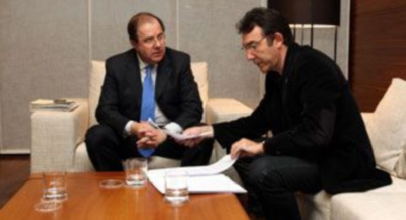 Ángel Hernández explica la postura de CCOO al presidente de la Junta. /ICAL