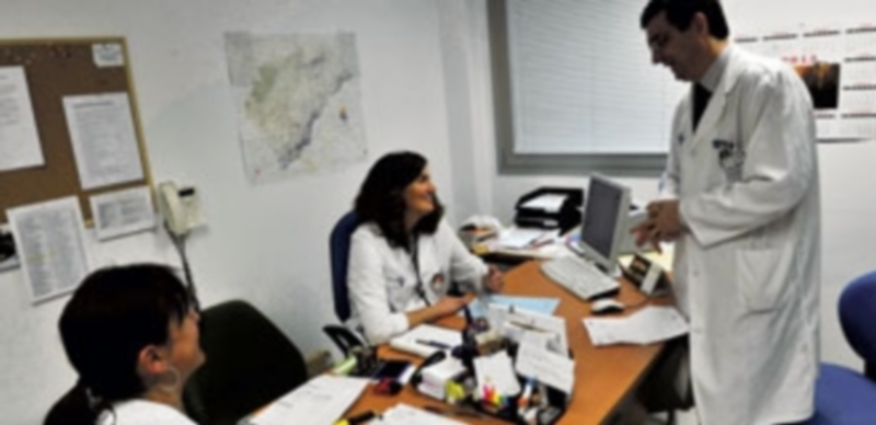 Varios profesionales charlan durante un momento de descanso en una de las consultas. / Kamarero