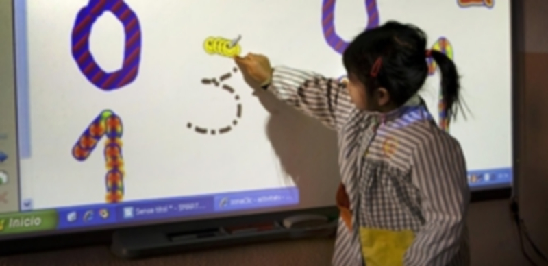 Una niña realiza unos ejercicios virtuales en el aula de una escuela de la Comunidad de Castilla y León. / EP
