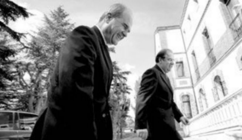 Juan Vicente Herrera (d) recibió a Manuel Chaves a la puerta de la sede de la Presidencia de la Junta. /E.M. (Ical)