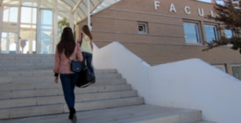 Dos estudiantes universitarias entran en una facultad para asistir a sus clases. / Europa Press