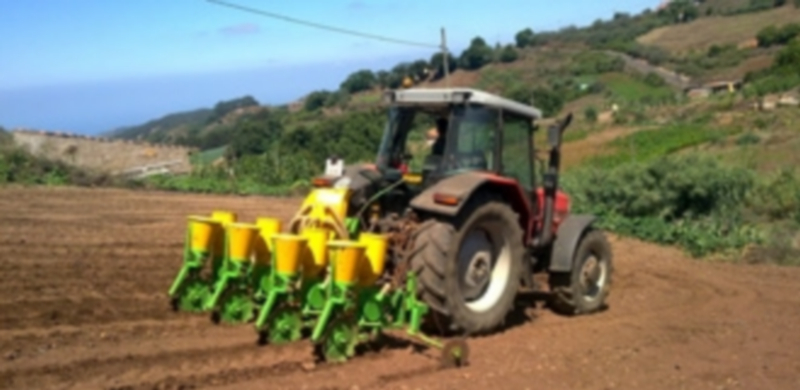 Un agricultor trabaja las tierras con un tractor en una finca. / Europa Press