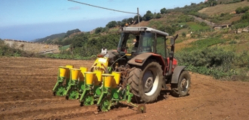 Asaja asegura que la Junta “defrauda” con su reparto de ayudas de primera instalación 1 Un joven agricultor trabajando la tierra con su tractor. / Europa Press