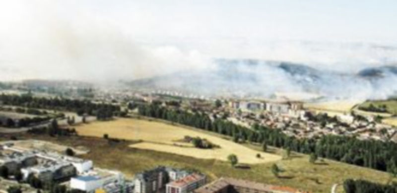 Una imagen del incendio en la zona sur del Polígono de Villalonquéjar y la zona norte de la barriada de Yagüe