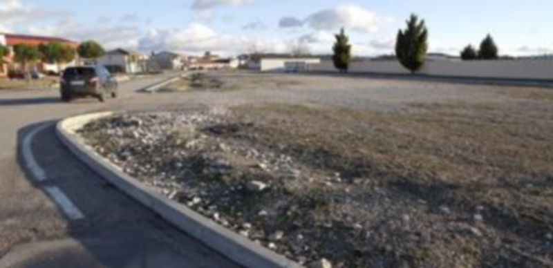 Estado actual del aparcamiento de la zona nueva del cementerio de la villa. / Gabriel Gómez