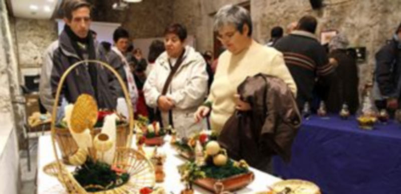 Los usuarios de Apadefim Fundación Personas y los asistentes visitando la exposición. /Gabriel Gómez
