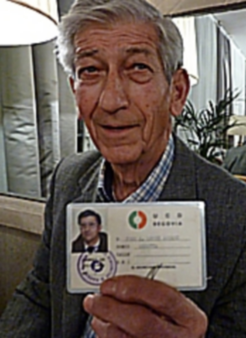 J. A. López Arranz muestra su carnet de UCD