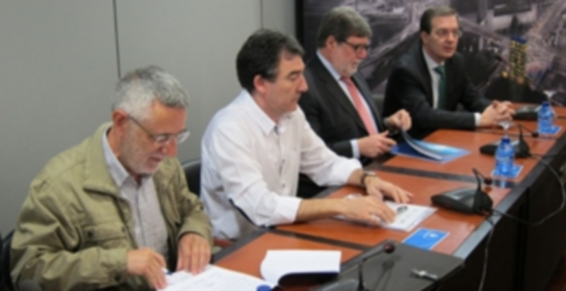 Los representantes de los sindicatos y de la patronal en el momento de la firma del acuerdo en Valladolid. / Europa Press