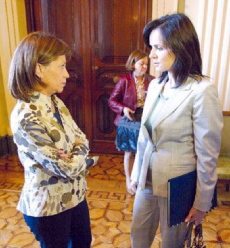 La ministra Elena Espinosa conversa con la consejera Silvia Clemente (d). / ICAL