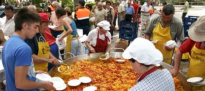 La paella popular es cada año el acto central de esta jornada de convivencia ./Gabriel Gómez