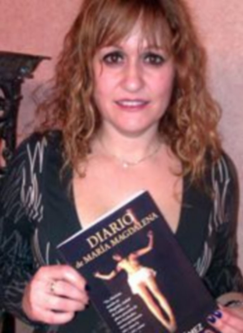 Elena Gómez mostrando su nuevo trabajo./El Adelantado