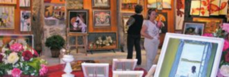 La sacristía acoge una amplia muestra de los trabajos realizados en los cursos de pintura. /Nuria Pascual