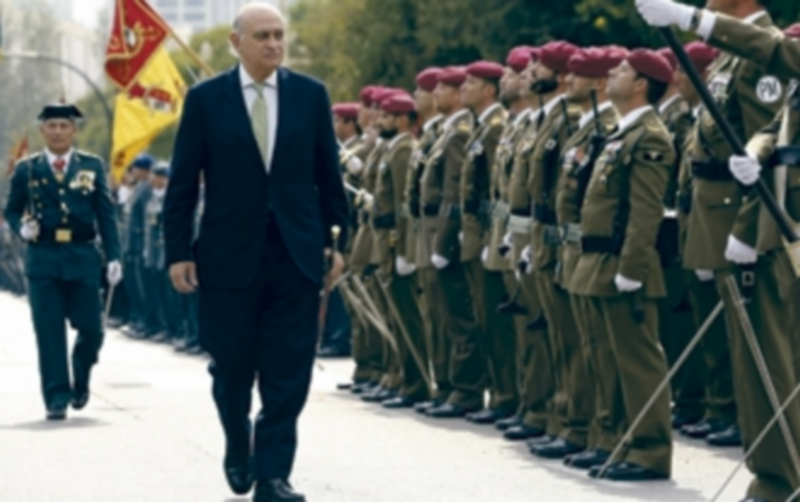 El ministro del Interior pasa revista a las tropas durante el acto central de la festividad de la patrona de la Guardia Civil. / Efe