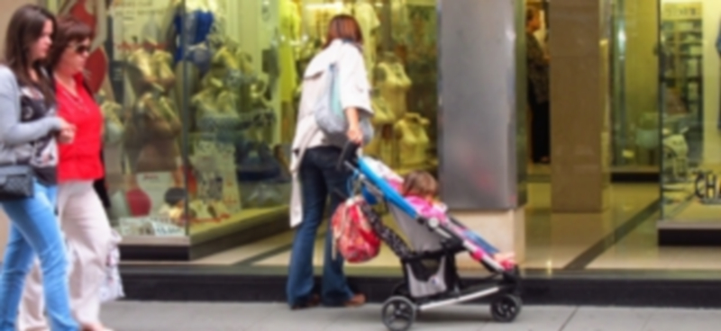 Las bajas por maternidad bajaron un 1,9% en la Comunidad durante 2014 1 Una madre pasea con su hija pequeña sentada en una silla por una calle / Europa Press