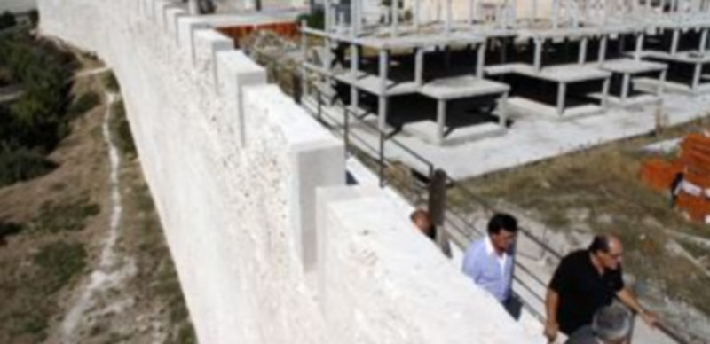 Esqueleto del edificio junto a la explanada del Castillo que lleva varios años parado. / Gabriel Gómez