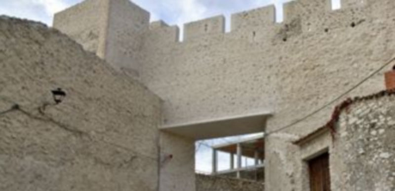 En la zona del arco de Las Cuevas se canalizarán el cableado aéreo que discurre por la zona. / Gabriel Gómez