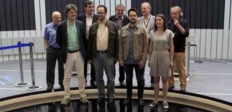 Los asesores políticos de los protagonistas del debate posan junto al presentador Manuel Campo Vidal en el plató. / Efe